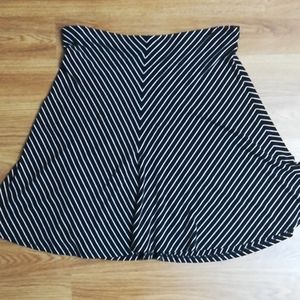 Ann Taylor Skirt Black + White Petite Medium